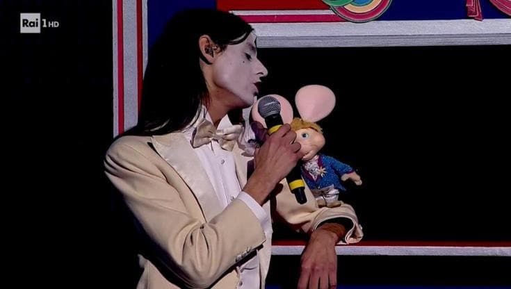 Sanremo, incanto e dolcezza nel duetto Corsi-Topo Gigio sulle note di "Nel blu, dipinto di blu"
