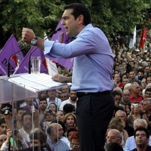 Tsipras e la sfida di sinistra alla Ue: "La linea Merkel porta solo povert&agrave; per batterla cerco alleati in Italia"