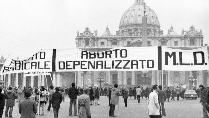 Aborto, in Italia la legge c'è ma resta una strada piena di ostacoli