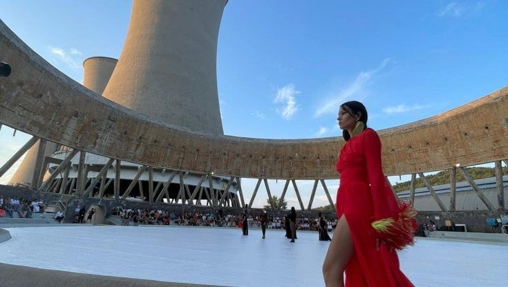 Il fashion è energia, le modelle sfilano sotto le torri geotermiche di Larderello 
