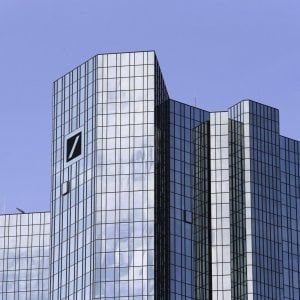 Deutsche Bank torna all'utile, ma il taglio dei costi non basta per il rilancio