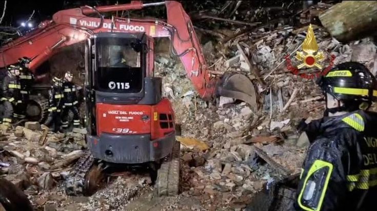 Crolla palazzina disabitata a Licata, si cerca un uomo