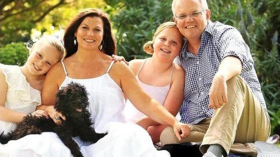 I due piedi sinistri del premier australiano Scott Morrison. Ironia social sul ritratto ritoccato
