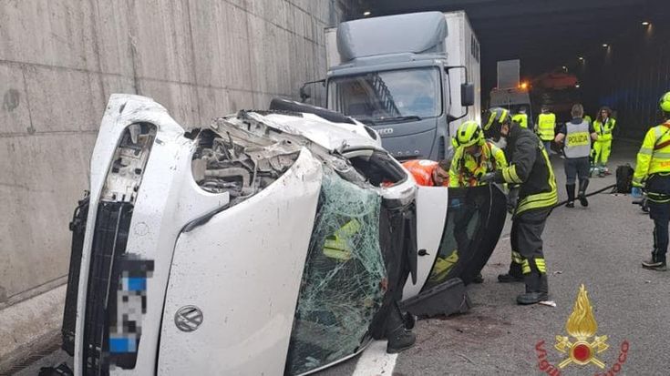 Incidente sulla tangenziale nord di Milano, morti due ragazzi, altri due feriti gravi: scontro tra un Maggiolino e un camion