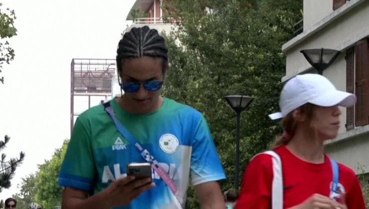 Parigi 2024, Imane Khelif ancora al centro delle polemiche preferisce non rispondere ai giornalisti