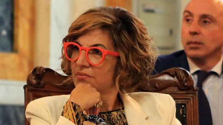 Enti pubblici, il 40% in smart working. E i bar cambiano gli orari di apertura