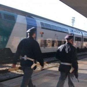 Salerno, sorpreso sul treno senza biglietto aggredisce agenti Polfer: arrestato