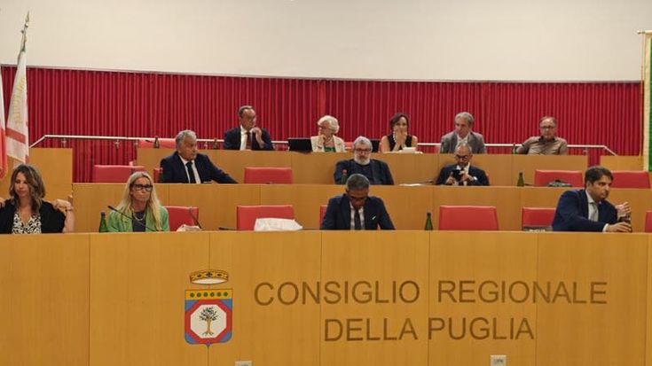 Puglia, stipendi da record per due sedute in media al mese: ecco la produttività del consiglio regionale