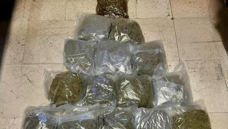 In auto accanto alla bimba hanno stipato cinque chili di marijuana in buste della spesa: arrestati