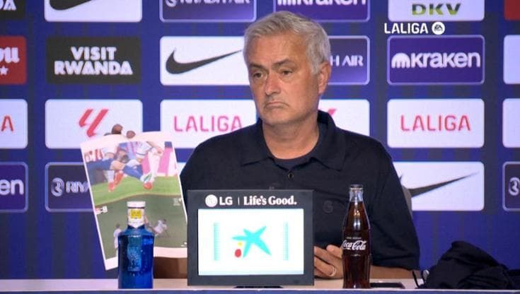 Spagna, Mourinho-show: in conferenza stampa mostra le foto dei falli avversari: "C'erano due rossi"