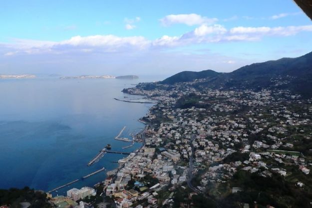 Ischia dall'alto, una marine americana in volo sull'isola