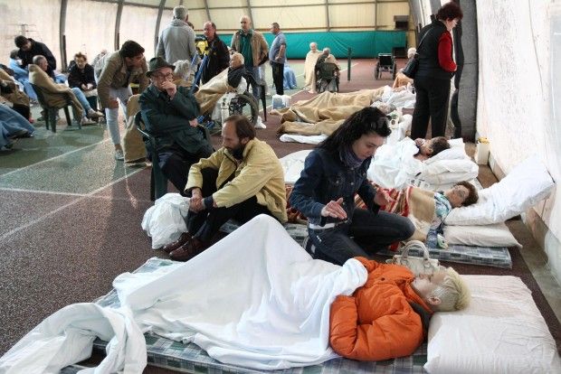 Terremoto in Emilia: ospedali evacuati e persone in strada