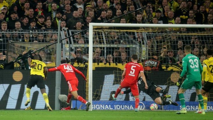 Bundesliga, il Bayern scappa: il Dortmund lo riprende al 95', 2-2