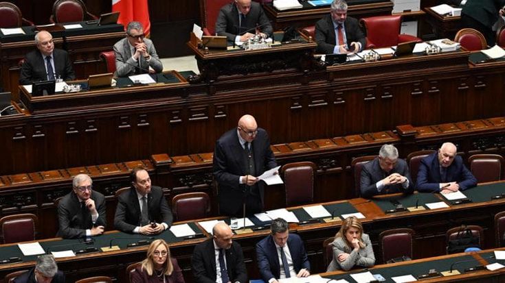 Crosetto: “C’è chi si vergogna, io sono fiero degli aiuti a Kiev”. La risoluzione spacca la Lega