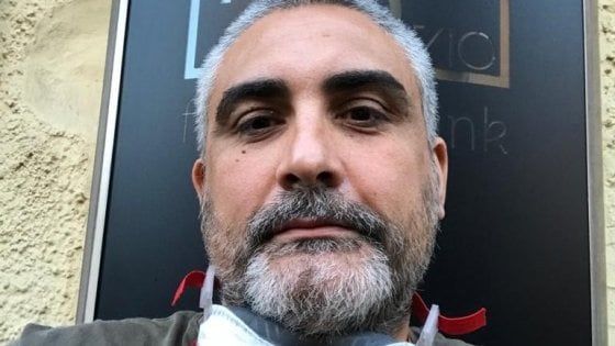 Latina, dorme 70 giorni in auto: poi il ristoratore filantropo gli dà un tetto e lo assume come chef