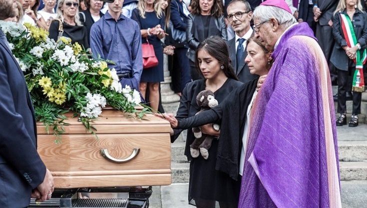 L'ultimo saluto a Carlotta Grippaldi, la giovane donna colpita da una persiana a Briançon