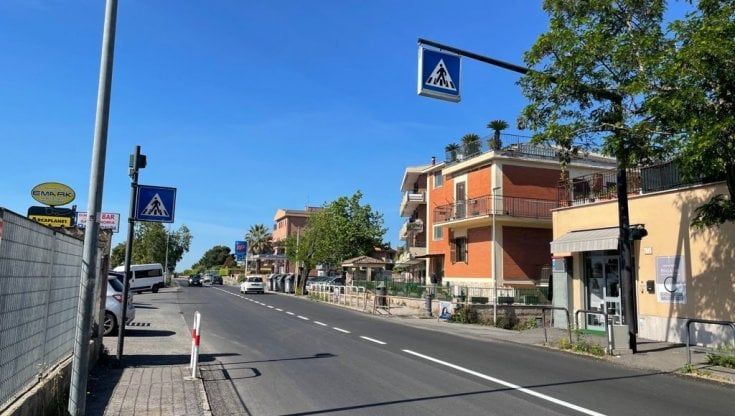 Roma, mistero in via dell'Acquafredda: rifatto l'asfalto, scomparse le strisce pedonali