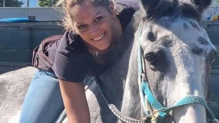 Litiga con il compagno per un cavallo e si spara alla testa: muore a 38 anni