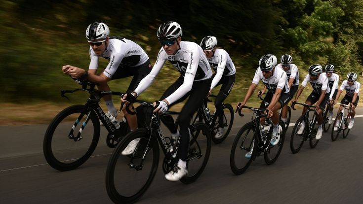 Un Tour con troppe nuvole nere, Froome corre tra i dubbi e i fischi