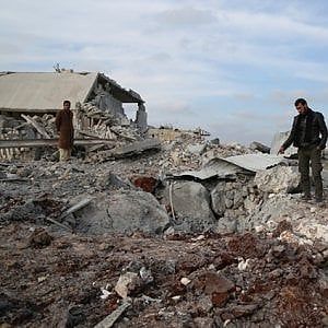 Siria, 3 bambini uccisi nei bombardamenti a Idlib, due scuole danneggiate, almeno 25 mila persone in fuga