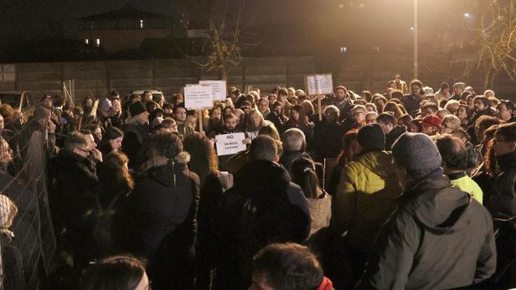 Carcere, in 200 alla Dozza contro i trasferimenti dei minori: “Così tolgono anche la dignità”