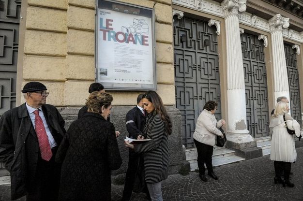 Gli spettatori arrivano al Mercadante e lo trovano chiuso
