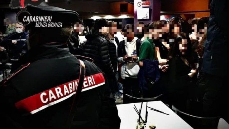 Discoteca abusiva scoperta in Brianza: 400 minorenni trovati a ballare in un magazzino