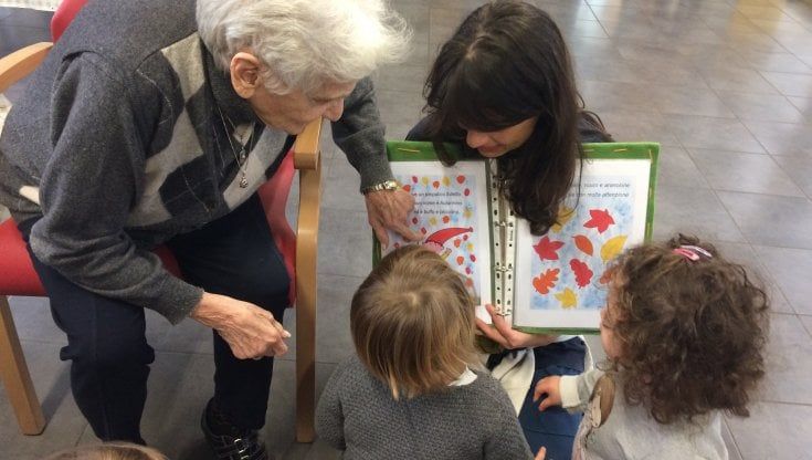 Effetto crisi sul volontariato: “I pensionati ora aiutano i figli nell’accudire i nipoti”