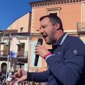 Salvini al papà marocchino che ha ferito la figlia: "Se qui c'è troppa libertà per le donne torna al tuo Paese"