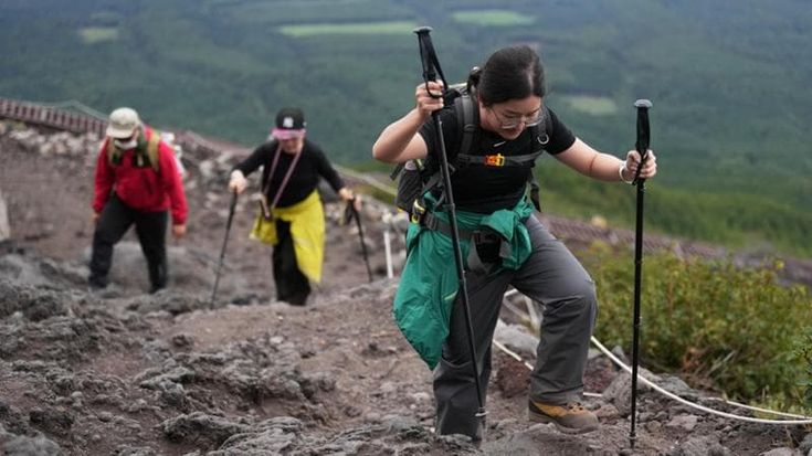 Giappone, soccorsi a pagamento sul Monte Fuji: la norma per scoraggiare gli scalatori fuori stagione