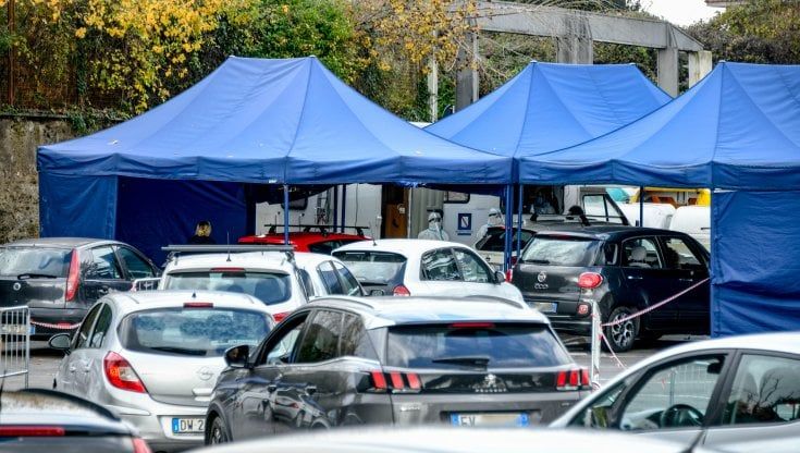 Covid, cresce la paura code in farmacie e hub per i vaccini e i tamponi