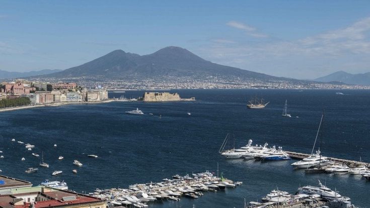 Napoli, lo spettacolo del Vespucci nel golfo