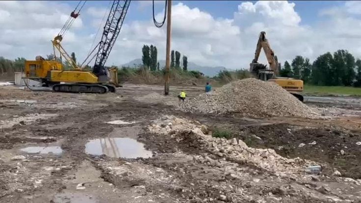Albania, blitz di deputati del Pd nelle aree che ospiteranno i centri per migranti: “70.000 metri quadrati di nulla”