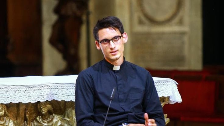 La scelta di don Rava divide i cattolici sui social: "Influencer che ha provato a fare il prete"