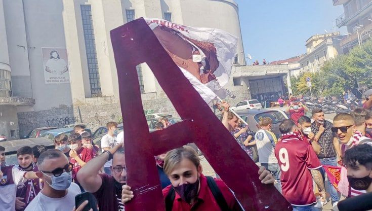 Salernitana promossa in serie A, Lotito ora dovrà vendere il club. Il messaggio di Gravina