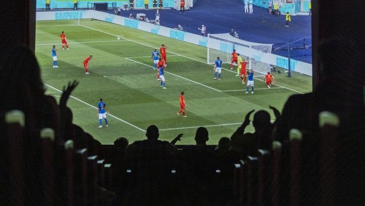  Milano, il teatro Martinitt diventa stadio per Italia - Galles e al gol degli azzurri esplode la festa