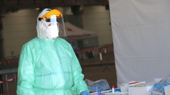 Coronavirus in Lombardia, oggi 200 morti. I ricoverati in terapia intensiva sotto gli 800: 20 giorni fa erano quasi il doppio