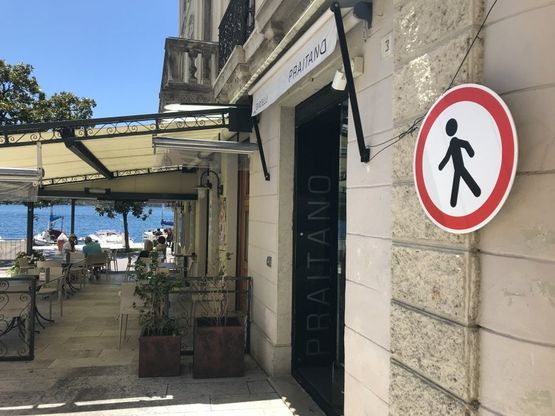 Vietato andare controcorrente: a Salò senso unico di marcia anti-covid per i pedoni sul lungolago e nel centro storico
