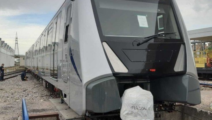 Napoli, il nuovo treno della metropolitana si blocca: è la seconda volta in una settimana