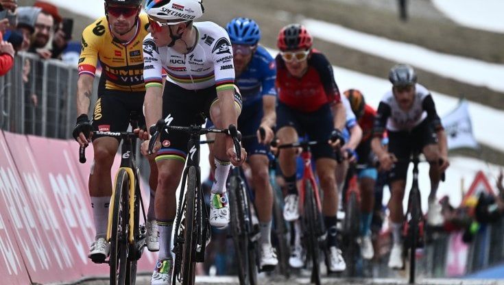 Giro d'Italia, l'ottava tappa piena di insidie tra meteo e salite
