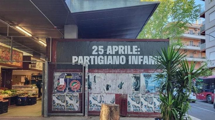“Partigiano infame”, striscioni neofascisti nel VII municipio: “Offesa a tutta la città”