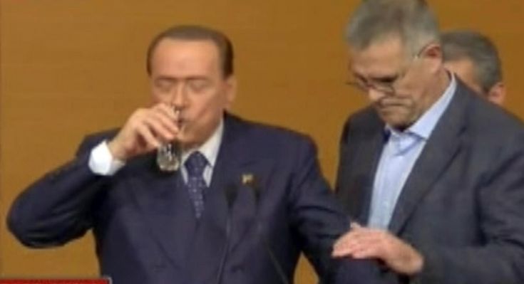 Consiglio Pdl: Berlusconi affaticato, il medico sale sul palco