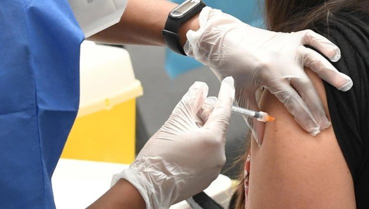 Coronavirus nel mondo, negli Usa vicini al 50% di vaccinati con almeno prima dose. In Australia 6 milioni di persone subito in lockdown