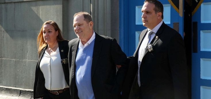 Weinstein arrestato per stupro e rilasciato su cauzione: dovrà portare il braccialetto  