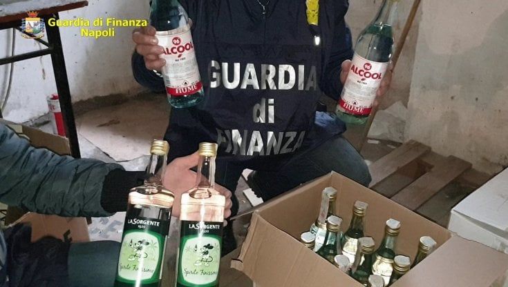 Sequestrati 1400 litri tra champagne ed olio contraffatti