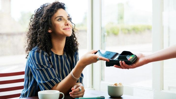 Pagamenti cashless, nel 2025 in Italia una transazione su due si registra in ristoranti e bar