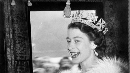 Tutti pazzi per i libri dedicati alla regina Elisabetta