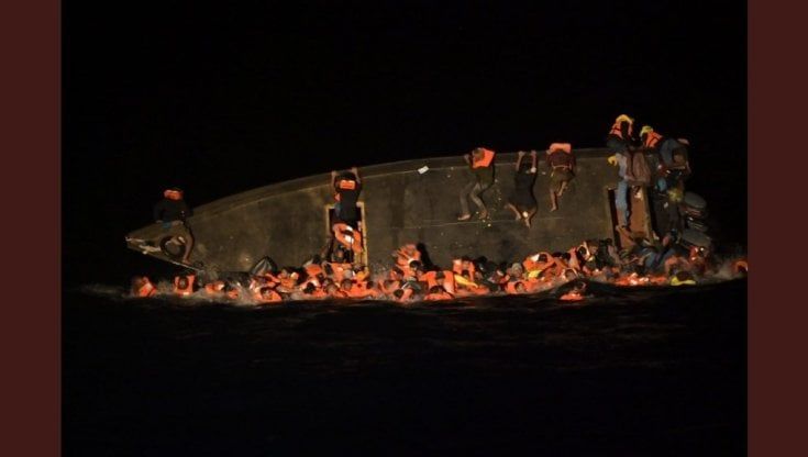 Migranti, barcone si rovescia al largo della Libia, allarme Open Arms: "Abbiamo bisogno di soccorsi urgenti"