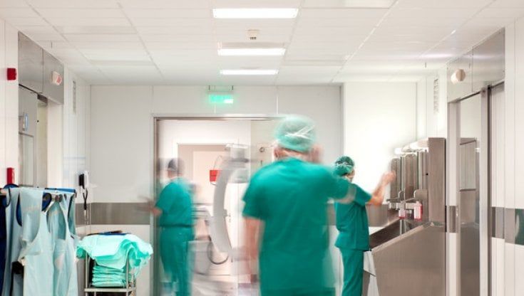 Fondi per l'emergenza finiti, stop al trasferimento alle cliniche private dei malati non-Covid 