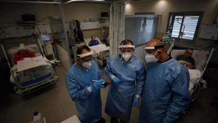 Quarta dose di vaccino in Israele, i risultati: risalgono anticorpi ma non basta contro Omicron